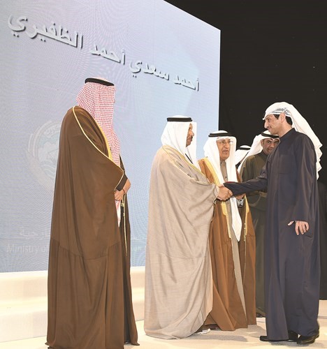 سمو الشيخ جابر المبارك مصافحا احمد الظفيري ﻿