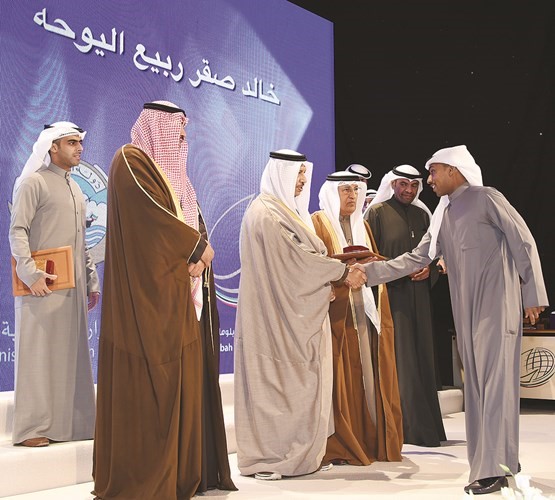  وسموه خلال مصافحته خالد اليوحة ﻿