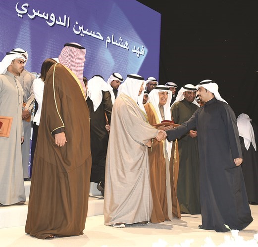 الخريج فهد الدوسري مصافحا سمــو رئيــس مجلس الوزراء﻿