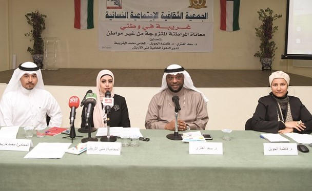 د. فاطمة الحويل ومنى الاربش تتوسطان د. سعد العنزي والمحامي محمد خريبط	(انور الكندري)﻿