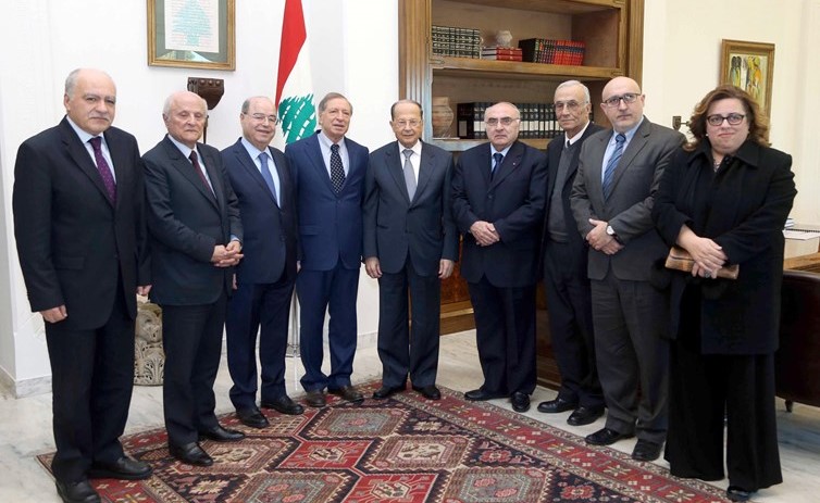 الرئيس العماد ميشال عون مستقبلا المجلس الوطني للاعلام المرئي والمسموع برئاسة عبد الهادي محفوظ في بعبدا	(محمود الطويل)﻿