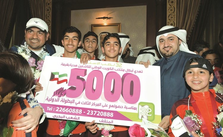 المدير الإداري لمركز 32 لطب الاسنان محمد القطان يكرم المنتخب بـ 5 الاف دينار ﻿