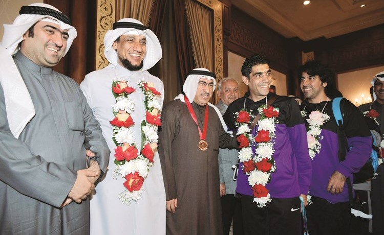الفارس والروضان مع الجهازين الفني والإداري لمنتخب المدارس﻿