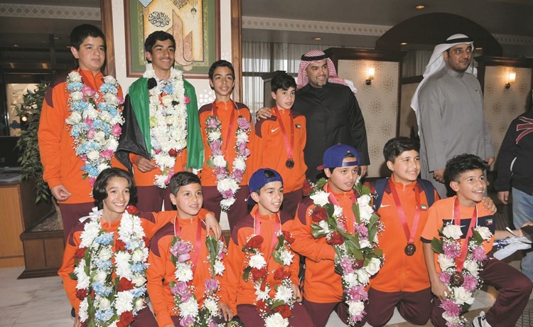 النائب عمر الطبطبائي مع أبطال الأزرق﻿