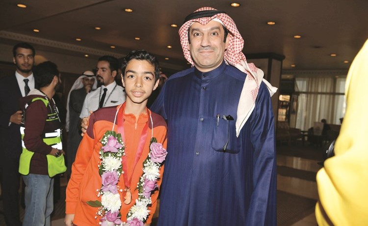الرئيس الفخري لنادي القرين أحمد الشحومي شارك في استقبال الابطال الصغار ﻿
