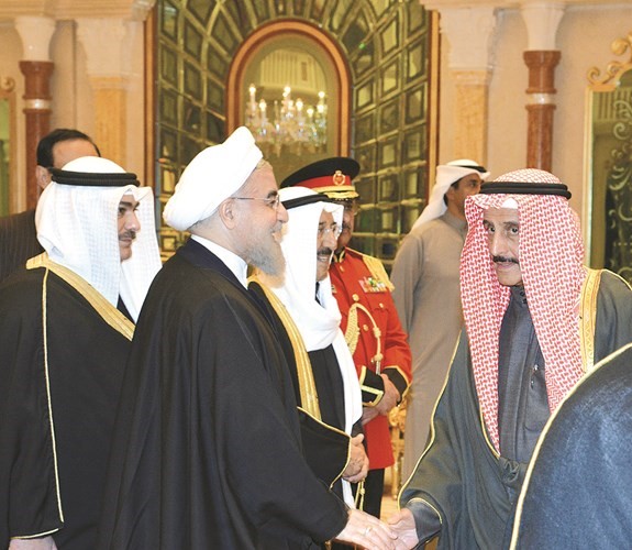 الشيخ إبراهيم الدعيج مصافحا الرئيس الإيراني﻿