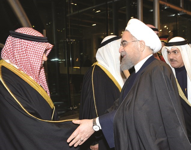 الشيخ خالد الجراح مصافحا الرئيس روحاني﻿