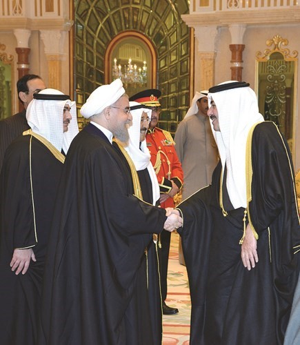 الشيخ أحمد الحمود مصافحا الرئيس الإيراني﻿