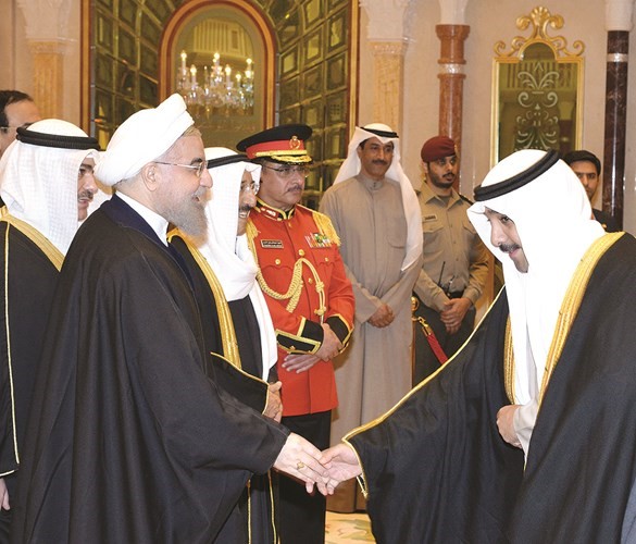الشيخ صباح ناصر صباح الأحمد مصافحا الرئيس الإيراني﻿