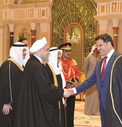 د. جمال الحربي مصافحا د. روحاني﻿