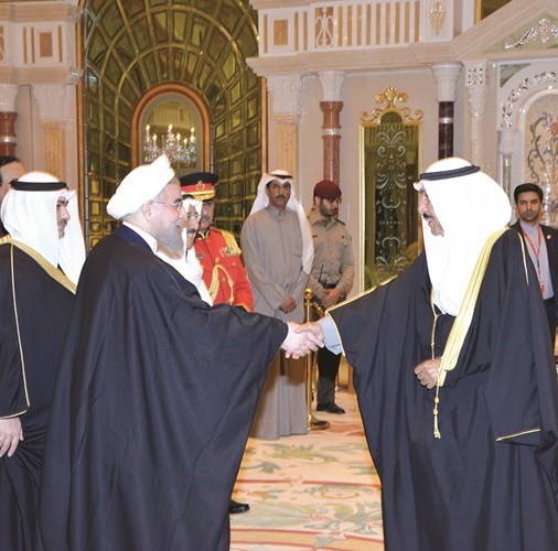 الشيخ جابر العبدالله مصافحا الرئيس الإيراني﻿