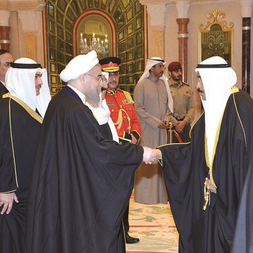 الشيخ فيصل السعود مصافحا الرئيس روحاني﻿