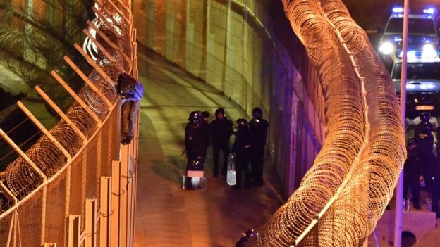 مئات المهاجرين يقتحمون جيب سبتة الاسباني في المغرب
