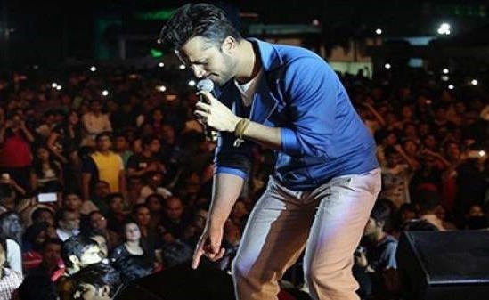 بالفيديو.. فنان يوقف حفله لإنقاذ فتاة تعرضت للتحرش