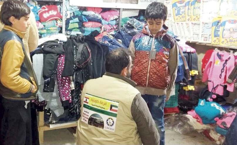 فريق «النجاة» يساعد طفلا في اختيار ما يناسبه من ملابس