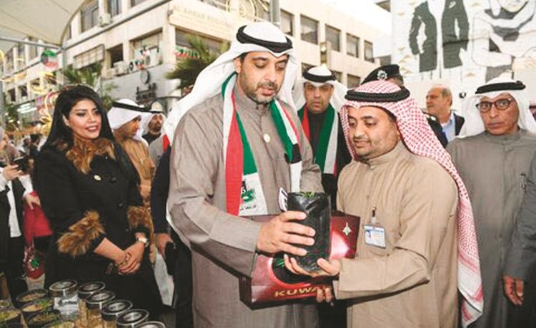 الشيخ محمد العبدالله داخل جناح التطبيقي مع م.فنيس العجمي﻿