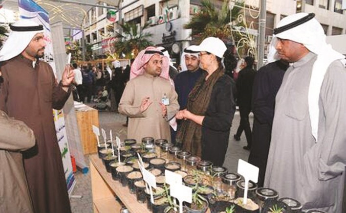 الشيخة امثال الاحمد تطلع على الشتلات في جناح الهيئة ﻿