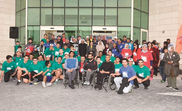 الشيخ فهد الجابر وفاطمة الامير يتوسطان الفائزين في السباق بالمراكز الأولى﻿