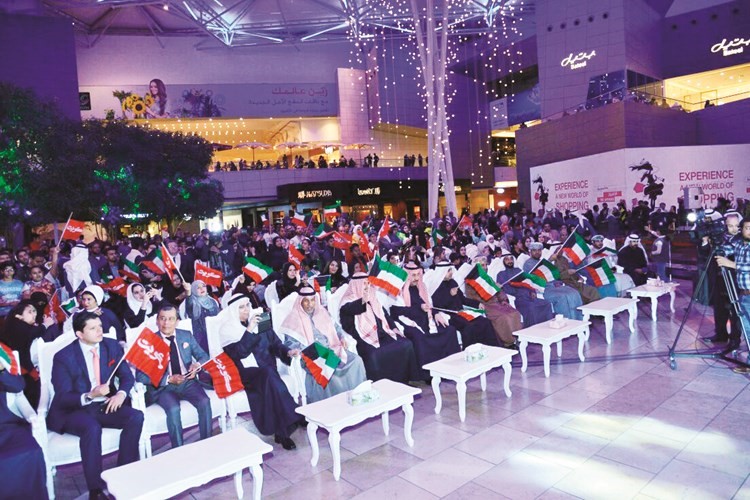 محافظ الفروانية وعدد من ممثلي السفارات في مقدمة الحضور	(زين علام)﻿