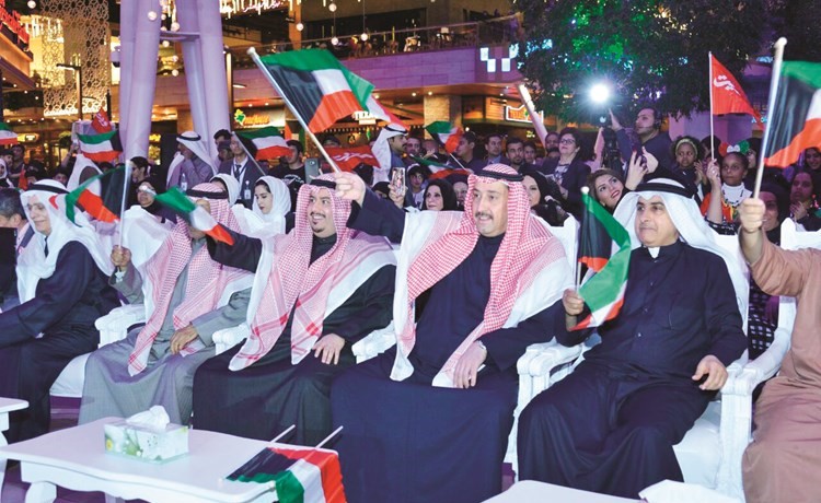 علم الكويت خفاقا بأيادي اهالي محافظة الفروانية ومحافظها﻿