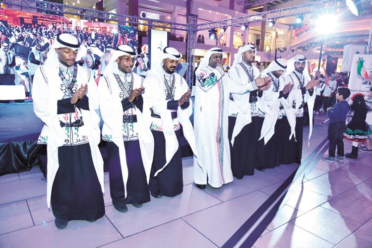 جانب من العروض الفلكلورية الشعبية تقدمها فرقة بلال الشامي﻿
