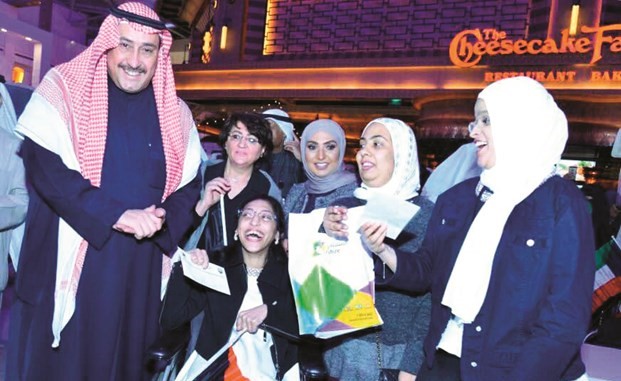 الشيخ فيصل الحمود متوسطا عددا من بنات محافظة الفروانية﻿