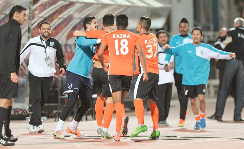 فرحة لاعبي كاظمة بالتأهل مع الجهازين الإداري والفني﻿