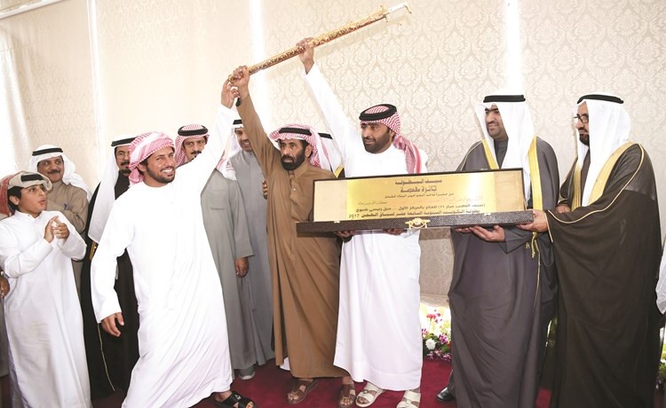 الوزير خالد الروضان يسلم السيف الذهبي لمسؤولي هجن الشيحانية اصحاب الذلول الكايدة ﻿