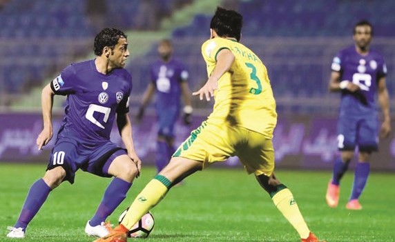 لاعب الهلال محمد الشلهوب يمر من مدافع الخليج ﻿