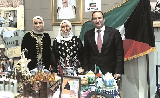 السفير منصور العتيبي داخل المعرض ﻿