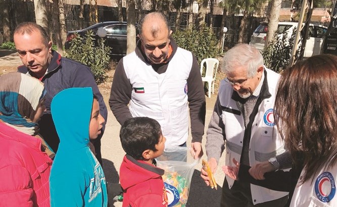د.هلال الساير وموقف انساني مع عدد من الأطفال السوريين﻿