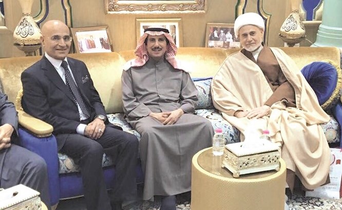 الشيخ عبدالحسين العصفور خلال لقائه السفير الشيخ عزام الصباح﻿