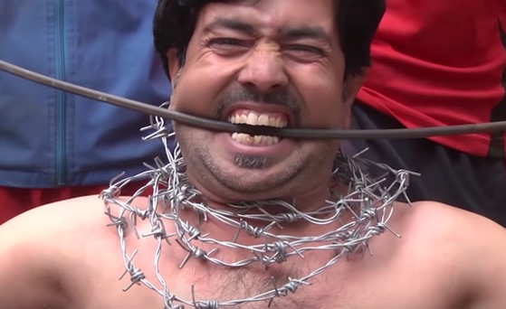بالفيديو.. غلام فاروق.. رجل يطوي الحديد بأسنانه ويجر الطوب بأجفانه