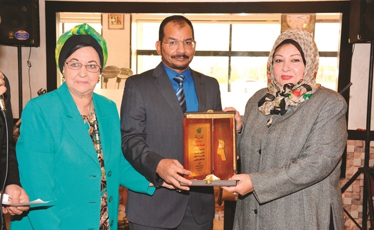 كمال حسين يكرم الفنانة عفاف شعيب﻿
