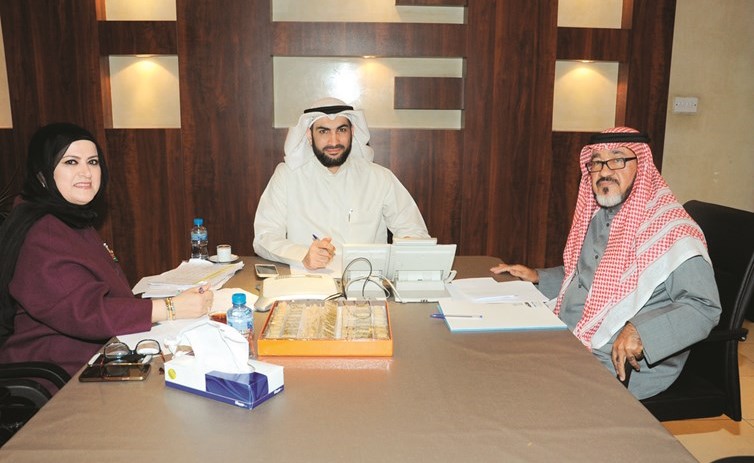 نبيلة الخليل ومستشار الإدارة العامة الزميل يوسف عبدالرحمن والزميل محمد راتب	(أحمد علي)﻿