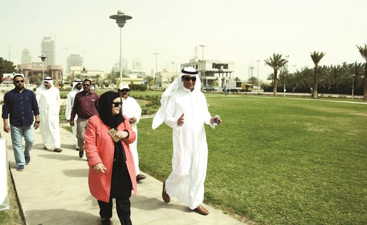 فريق متكامل من الهيئة برئاسة الخليل لإدارة ومتابعة مشاريع الزراعة التجميلية مع المقاولين﻿