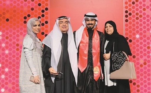 أحد الخريجين مع ذويه﻿