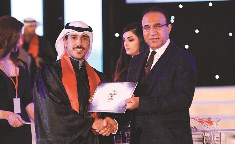 تكريم أحد الخريجين﻿