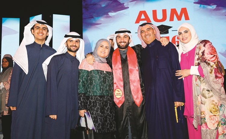 خريج يحتفل مع عائلته﻿