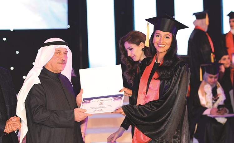 د.حبيب أبل مكرما إحدى الخريجات ﻿