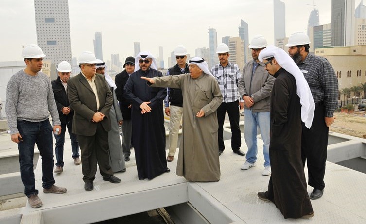 وليد العمار وم.سليمان السويلم وجهاز الإشراف الهندسي خلال الجولة في المشروع﻿