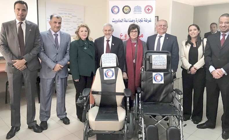 د. هلال الساير متوسطا الحضور اثناء تسليم الأجهزة الخاصة بذوي الاحتياجات المقدمة من غرفة تجارة وصناعة الكويت ﻿