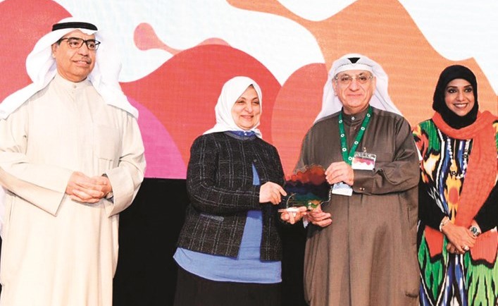 الملا القابضة تحصد جائزة التميز التدريبي وتبدو الوزيرة هند الصبيح﻿