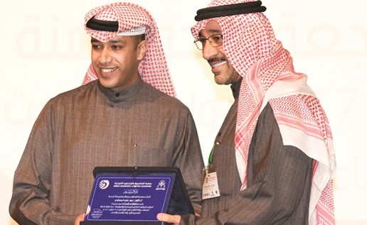أحمد الفارس مكرما د.حمد الحساوي﻿