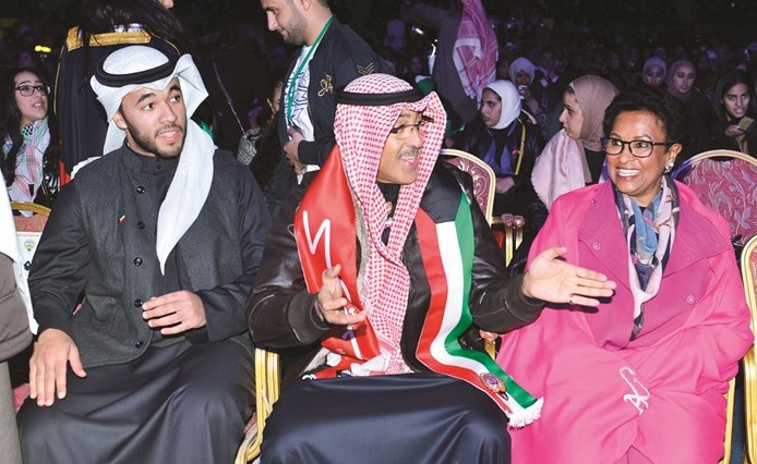 الشيخ فواز الخالد متوسطا الشيخة نعيمة الاحمد والشيخ مبارك الخالد﻿