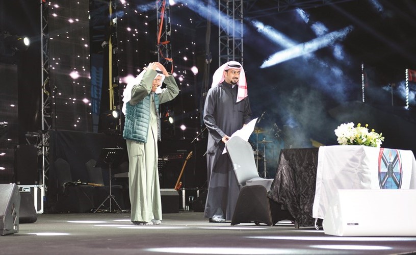 الشاعر بدر بورسلي يحيي الجمهور﻿