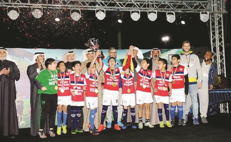 لاعبو التمت سوكر يرفعون كأس فئة 2005/2006 ﻿