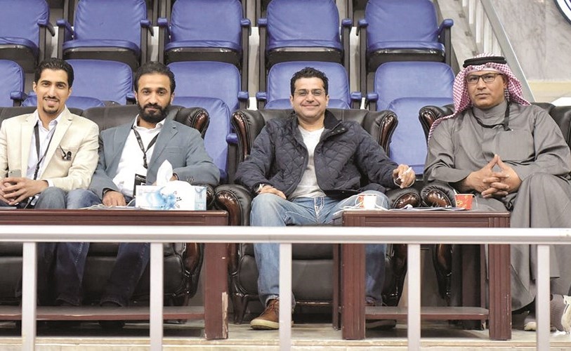مسؤولو اللجنة المنظمة يتابعون المنافسات ﻿