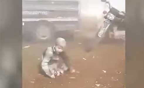 بالفيديو.. الطفل السوري صاحب الجملة الشهيرة "بابا شيلني".. يروي مشاهد مؤثرة لفقد والدته وأخته جراء القصف