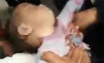 بالصور.. أم تلقي رضيعها في النهر وسائق أجرة ينقذه بأعجوبة